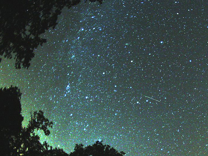 Perseidele ploaie de meteoriti la noapte pe cerul Romaniei