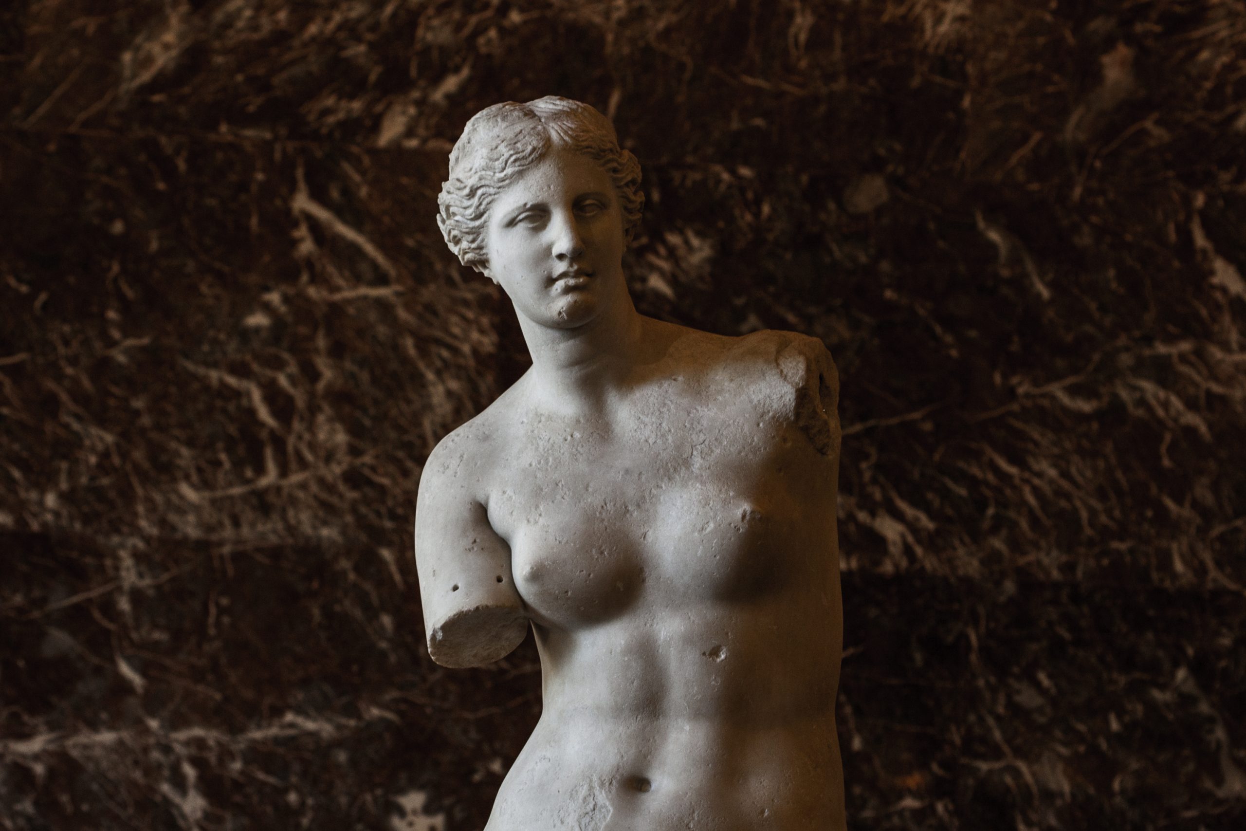 Скульптура венеры. Ева Грин Венера Милосская. Venus of Milo Лувр. Венера скульптура HD. Венера Милосская в лесу.